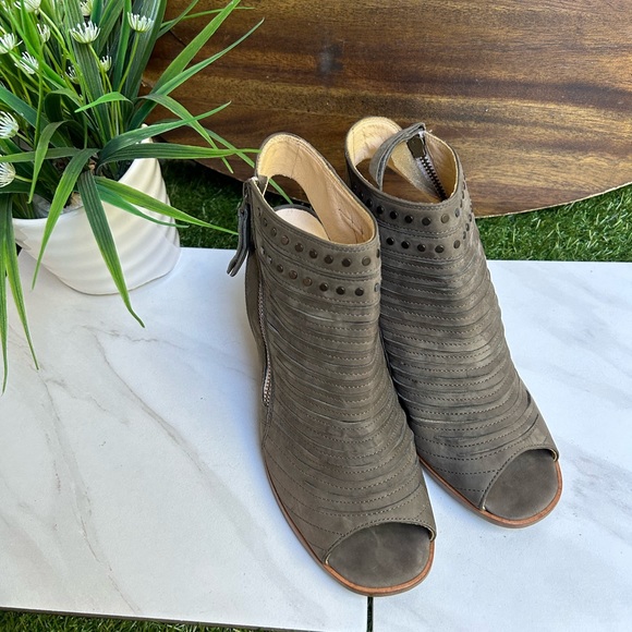 PAUL GREEN sydney Peep Toe Studded Sandal (Women)
$389.00 size 9 women - Picture 14 of 15